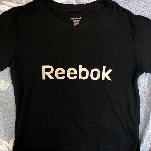 Reebok Tops - EUC Womens Small Reebok SS Black Crop Top